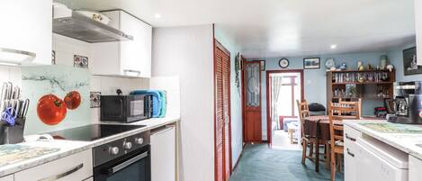 Cottage | Private kitchen | Stovetop, dishwasher, cookware/dishes/utensils