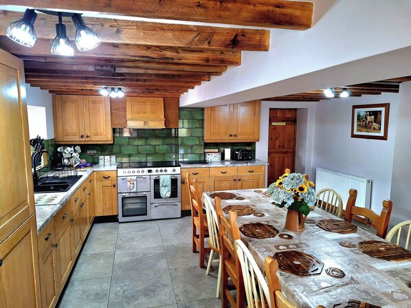Cottage | Private kitchen | Stovetop, dishwasher, high chair, cookware/dishes/utensils