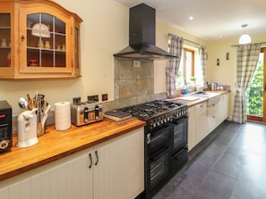 Cottage | Private kitchen | Stovetop, dishwasher, high chair, cookware/dishes/utensils - Becks Fold (Coniston)