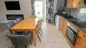 Cottage | Cucina privata | Piano cottura, lavastoviglie, seggiolone, pentole/stoviglie/utensili