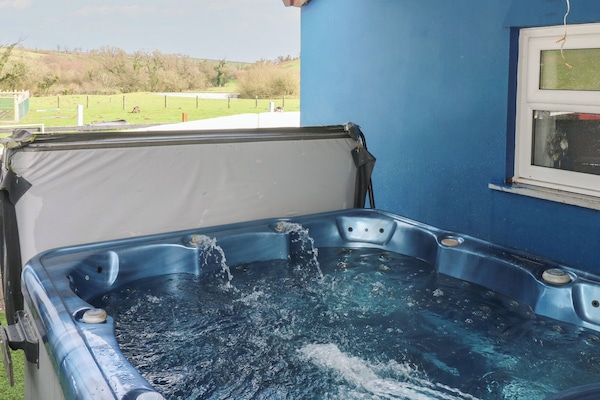 Cottage | Outdoor spa tub