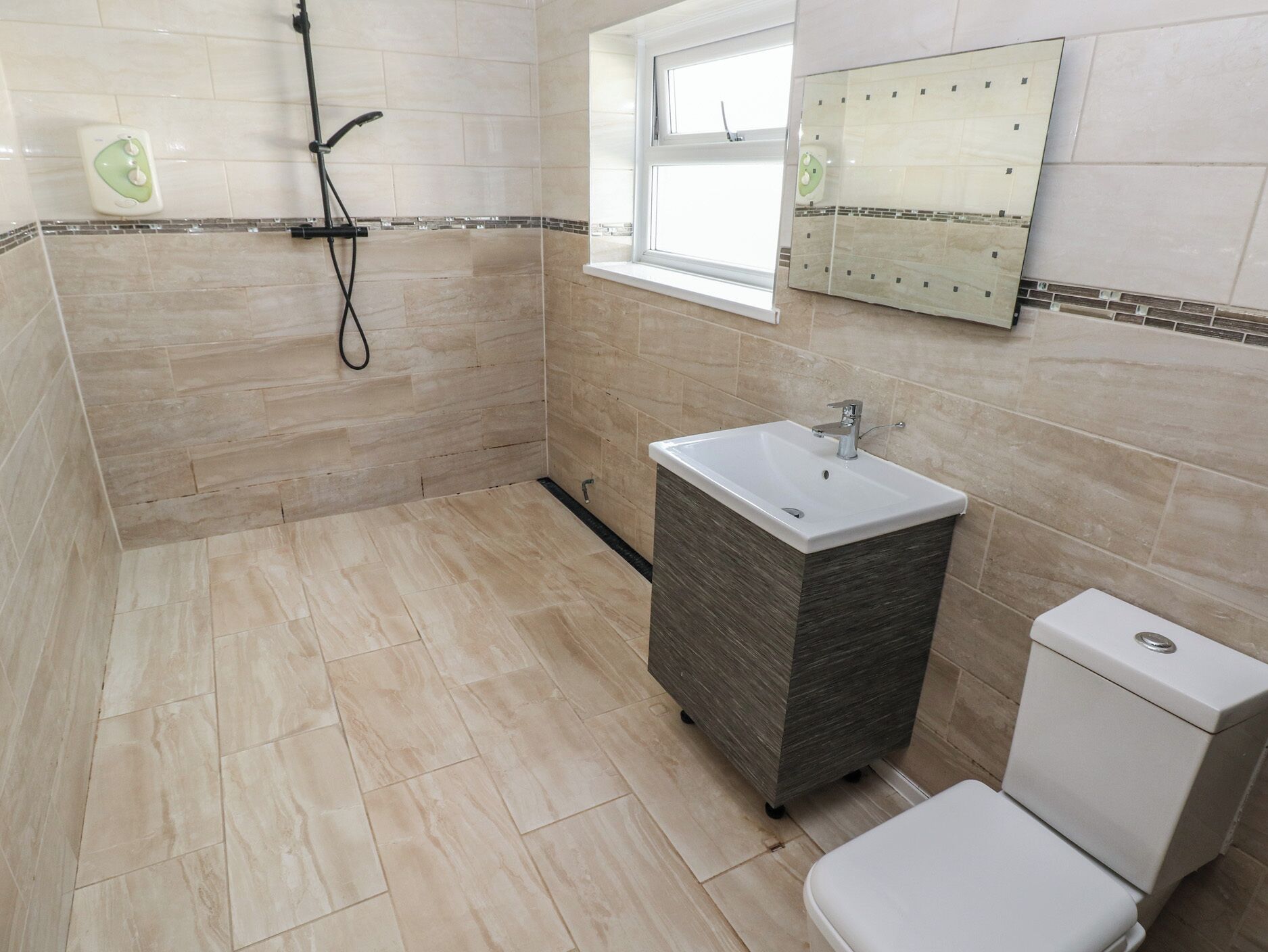 Cottage | Bathroom | Shower, hair dryer