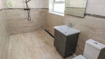 Cottage | Bathroom | Shower, hair dryer