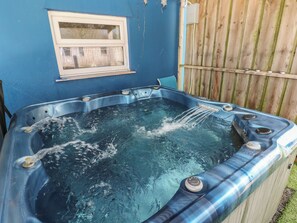 Cottage | Outdoor spa tub