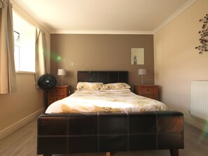 Cottage | 3 bedrooms, individually decorated, individually furnished, free WiFi - Dylan's Court (Carmarthen)