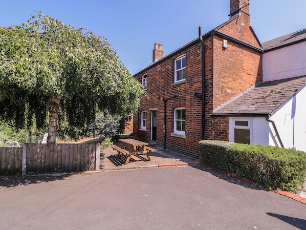 Exterior - The Lock House (Gloucester)