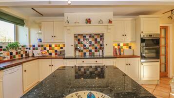 コテージ | 専用キッチン | コンロ、食器洗い機、ハイチェア、調理器具と食器