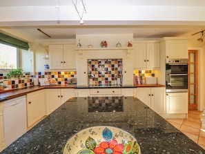 コテージ | 専用キッチン | コンロ、食器洗い機、ハイチェア、調理器具と食器