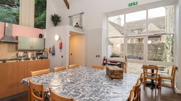 Cottage | Private kitchen | Stovetop, dishwasher, highchair, cookware/dishes/utensils