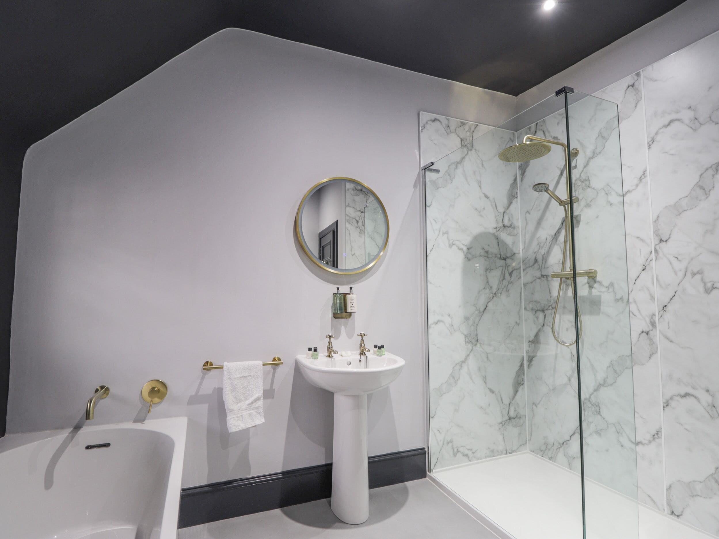 Cottage | Bathroom | Shower, hair dryer