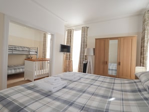 Cottage | 6 bedrooms, individually decorated, individually furnished, free WiFi - 1 Seafield Street (Buckie)