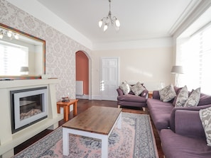 Cottage | Living room | TV, DVD player, table tennis - 1 Seafield Street (Buckie)