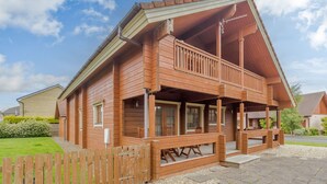 A wooden house with a balcony, a porch, and a small front yard. - Jamaal Lodge (Morpeth)