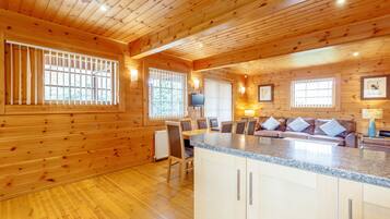 Cottage | Private kitchen | Dishwasher, high chair, cookware/dishes/utensils