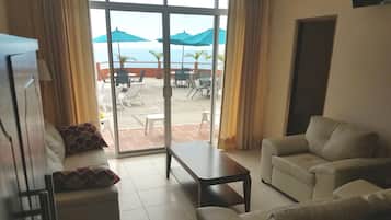 Standard Condo, 1 King Bed with Sofa bed, Kitchen, Ocean View | Living area | Smart TV