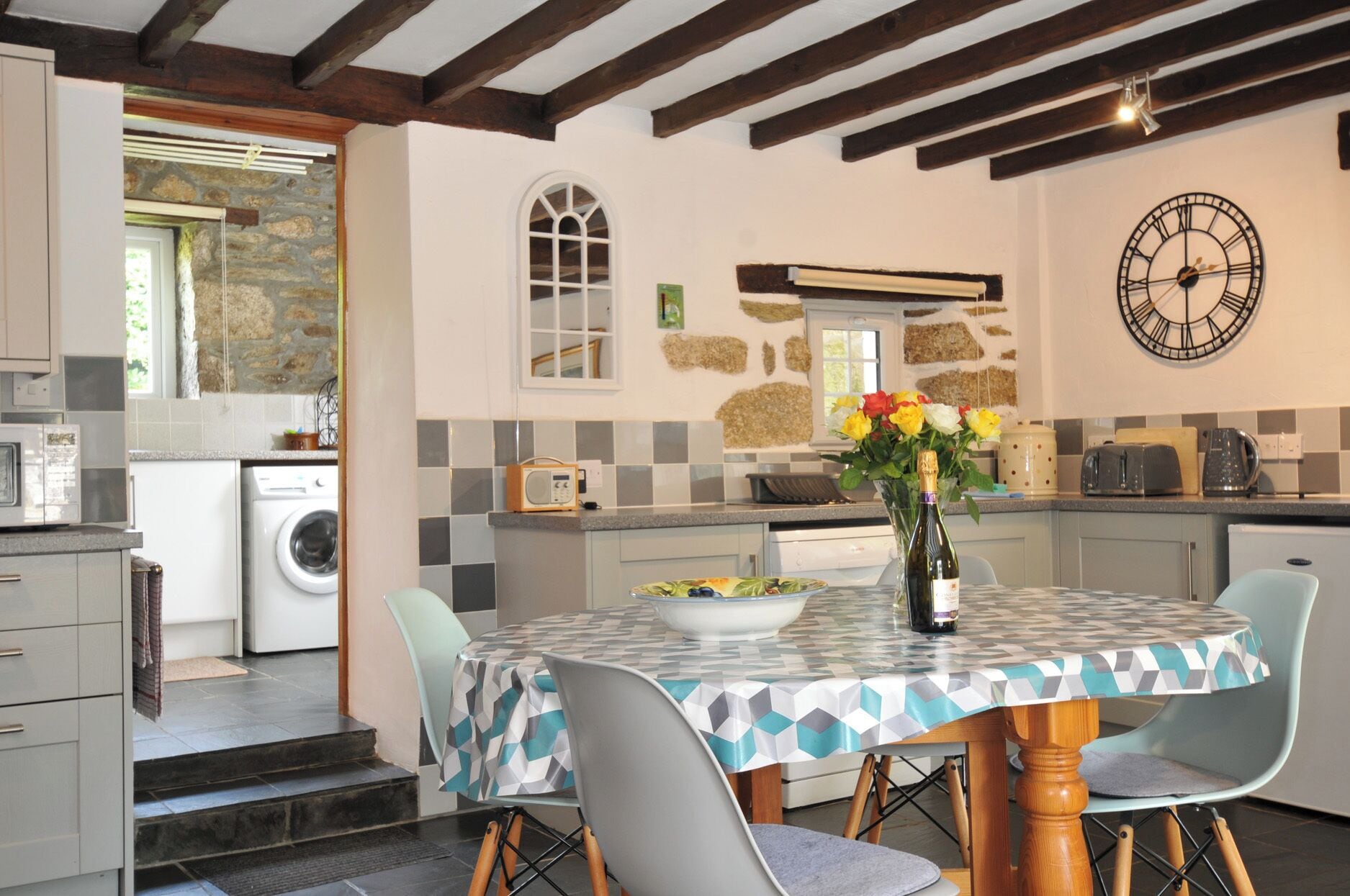 Cottage | Private kitchen | Microwave, stovetop, dishwasher, high chair