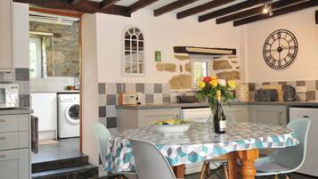 Cottage | Private kitchen | Microwave, stovetop, dishwasher, high chair