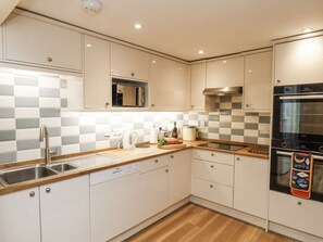 Geschirrspüler, Hochstuhl, Kochgeschirr/Geschirr/Besteck