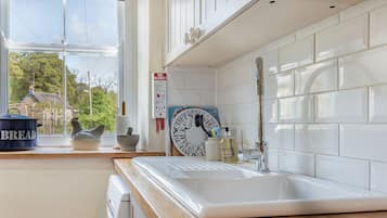 Cottage | Private kitchen | Fridge, dishwasher, high chair, cookware/dishes/utensils