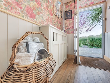 Cottage | 2 bedrooms, individually decorated, individually furnished, free WiFi