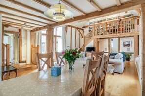 Cottage | Living room | TV