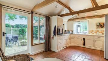 Cottage | Cucina privata | Piano cottura, lavastoviglie, seggiolone, pentole/stoviglie/utensili