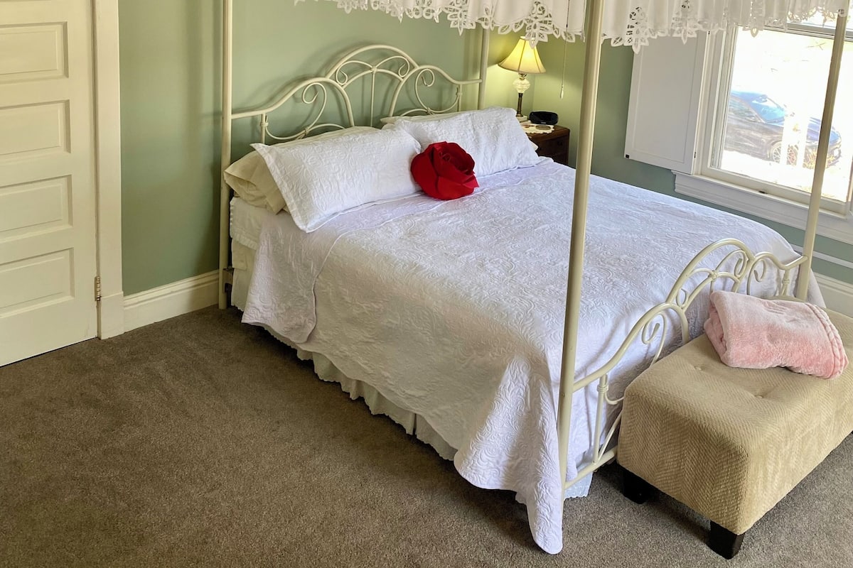 Magnolia Room , Second Floor | Luxe beddengoed, individueel gedecoreerd, individueel gemeubileerd