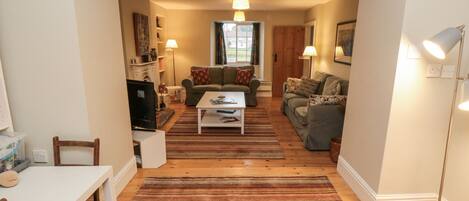 Cottage | Living area | TV, DVD player