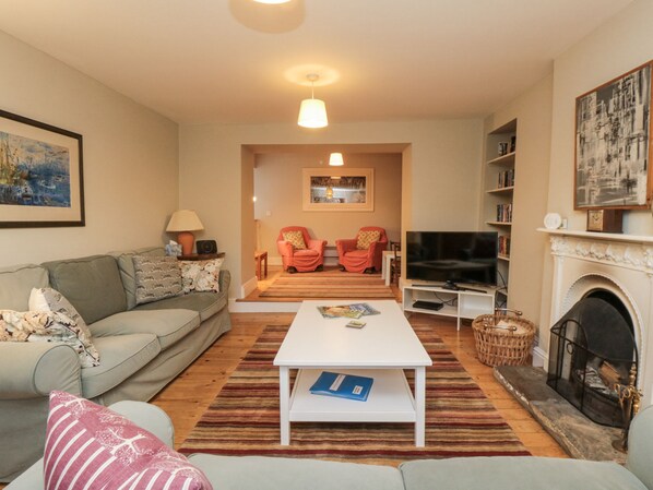 コテージ | リビング エリア | テレビ、DVD プレーヤー