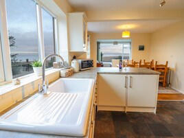 Placa de cocina, lavavajillas, silla alta para bebés