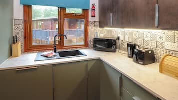 Cottage | Private kitchen | Stovetop, dishwasher, high chair, cookware/dishes/utensils