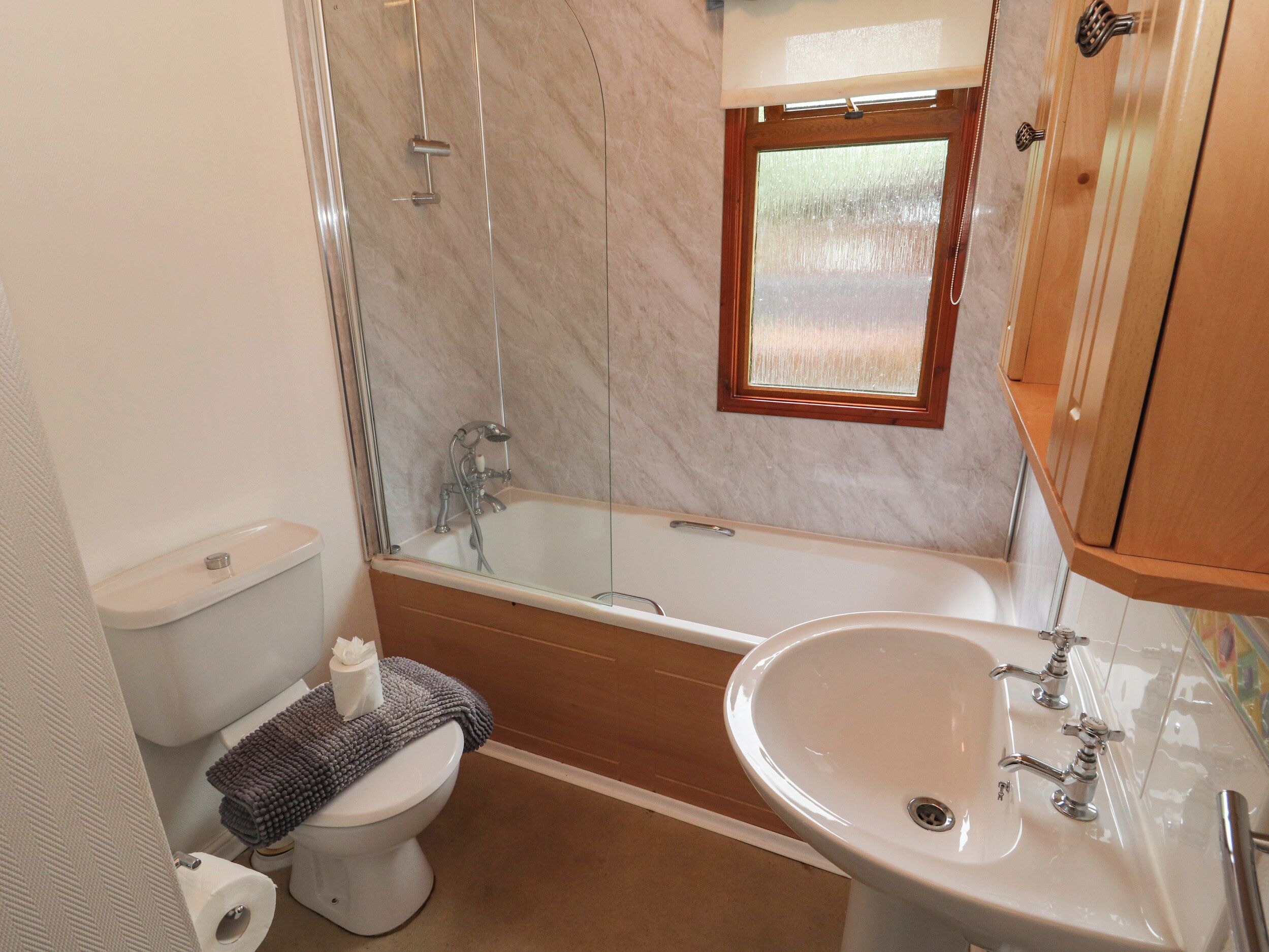 Un baño con inodoro, lavamanos y bañera.