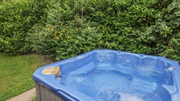 Cottage | Bathtub spa outdoor