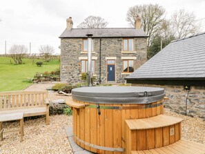 A stone house with a hot tub and wooden deck. - Groes Lwyd (Corwen)