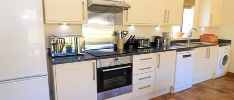 Cottage | Private kitchen | Fridge, microwave, stovetop, dishwasher