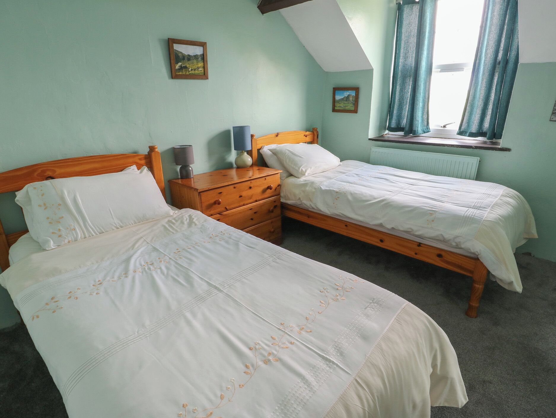 4 camere, con stile personalizzato, con arredamento individuale