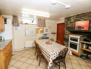 Cottage | Private kitchen | Stovetop, dishwasher, highchair, cookware/dishes/utensils - Glan y Gors (Caernarfon)