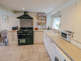 Cottage | Private kitchen | Fridge, dishwasher, toaster, cookware/dishes/utensils