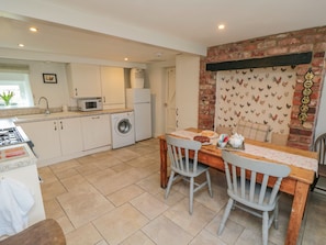 Cottage | Private kitchen | Fridge, dishwasher, toaster, cookware/dishes/utensils