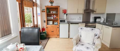 Cottage | Private kitchen | Stovetop, dishwasher, high chair, cookware/dishes/utensils