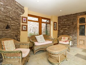 Cottage | Interior - Wheelbarrow Castle (Leominster)