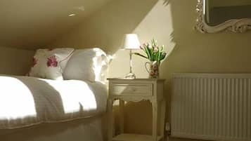 Cottage | 2 bedrooms, individually decorated, individually furnished, free WiFi