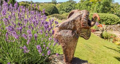 1 Bridge End & Garden