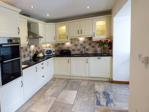 Cottage | Private kitchen | Fridge, stovetop, dishwasher, cookware/dishes/utensils