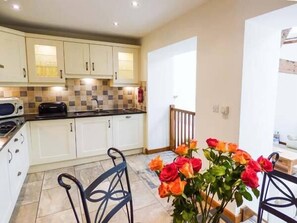 Cottage | Private kitchen | Fridge, stovetop, dishwasher, cookware/dishes/utensils