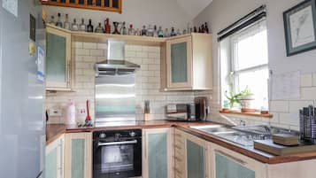 Cottage | Private kitchen | Stovetop, dishwasher, high chair, cookware/dishes/utensils