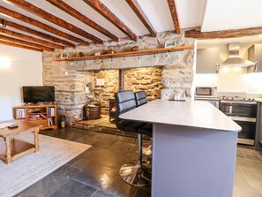 Cottage | Private kitchen | Stovetop, dishwasher, highchair, cookware/dishes/utensils - Cwm Yr Afon Cottage (Llanbedr)