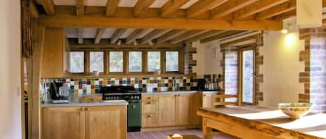 Cottage | Private kitchen | Stovetop, dishwasher, high chair, cookware/dishes/utensils