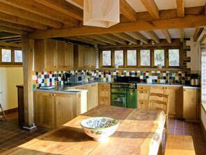 Cottage | Private kitchen | Stovetop, dishwasher, highchair, cookware/dishes/utensils - Hiraeth (Llandrindod Wells)
