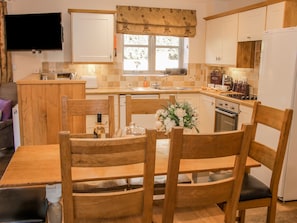 Cottage | Private kitchen | Stovetop, dishwasher, high chair, cookware/dishes/utensils